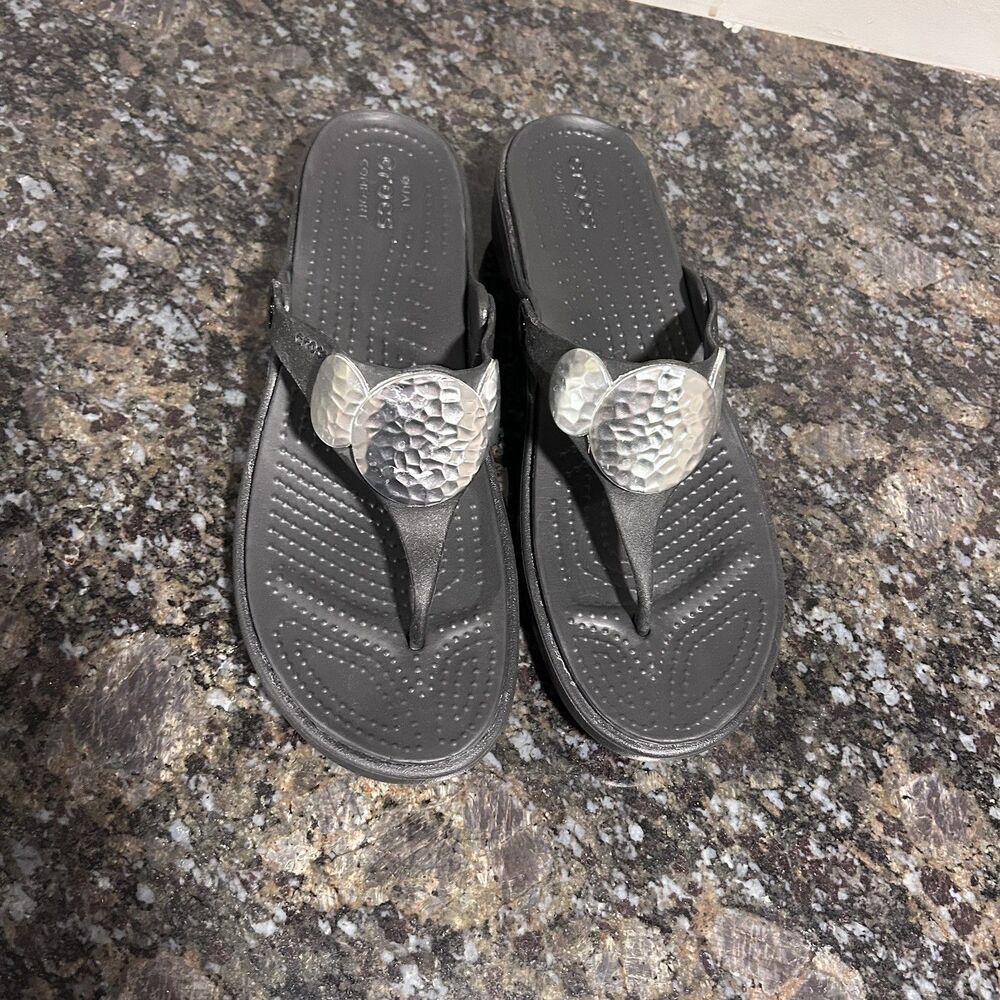 Crocs Sanrah Flip Flops Womens Sz 10 Hammered Circle Wedge Black Silver Sandals - Picture 5 of 8